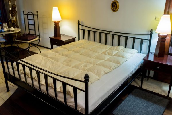 Kołdra z ręcznie dartego pierza i puchu NORMAL – 200cm x 140cm – ecru