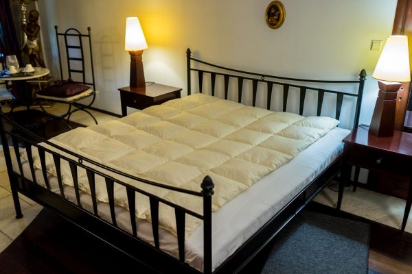 Kołdra z ręcznie dartego pierza i puchu NORMAL – 200cm x 155cm  – ecru