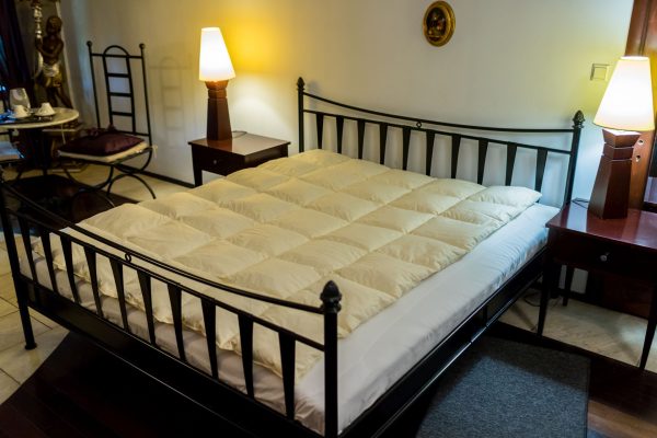 Kołdra z ręcznie dartego pierza i puchu SLIM – 200cm x 155cm – ecru
