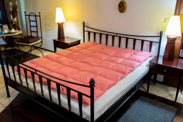 Kołdra z ręcznie dartego pierza i puchu SLIM – 200cm x 155cm – różowa