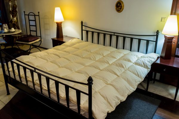 Kołdra z ręcznie dartego pierza i puchu SLIM – 200cm x 220cm – ecru