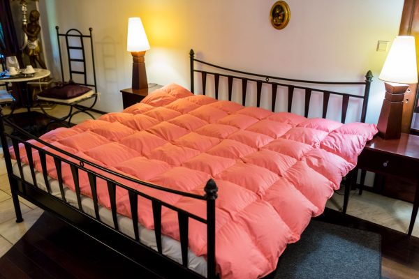 Kołdra z ręcznie dartego pierza i puchu SLIM – 200cm x 220cm – różowa